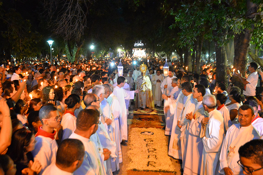 Missa Santa e ProcissÃ£o de Corpus Christi reÃºne milhares no Centro de Teresina
