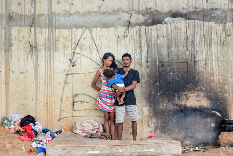 Sem ter para onde ir, casal vive com bebÃª embaixo da ponte Wall Ferraz