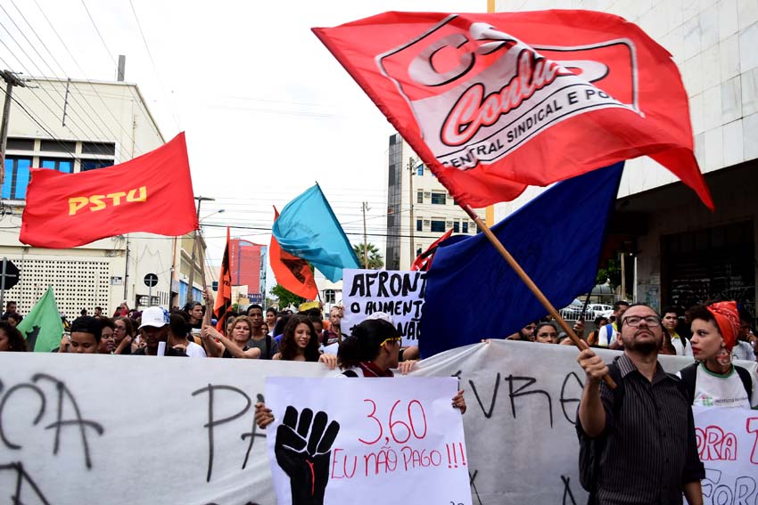 Estudantes fazem manifestaÃ§Ã£o contra aumento da tarifa de Ã´nibus