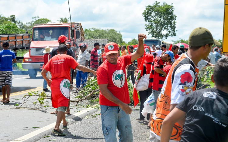 Manifestantes bloqueiam a BR-316 contra reforma da previdÃªncia