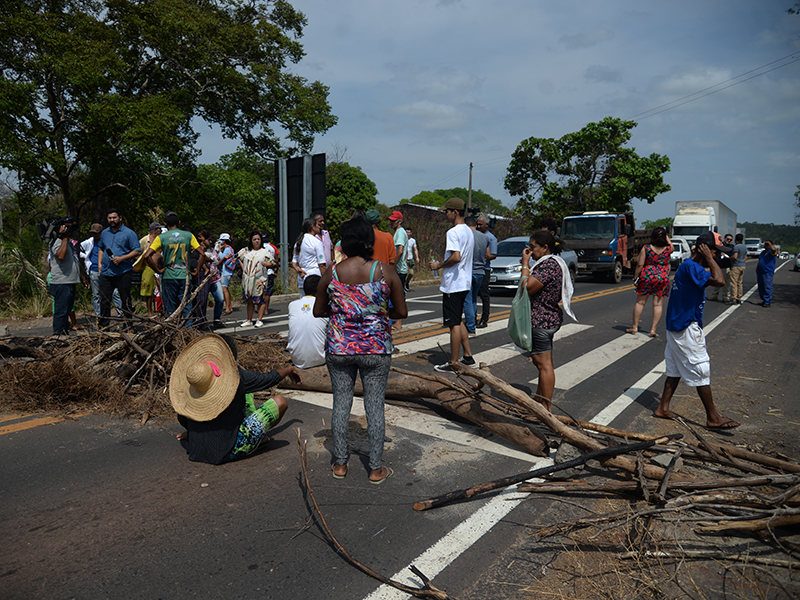 Moradores do assentamento 8 de MarÃ§o protestam por Ã¡gua e energia