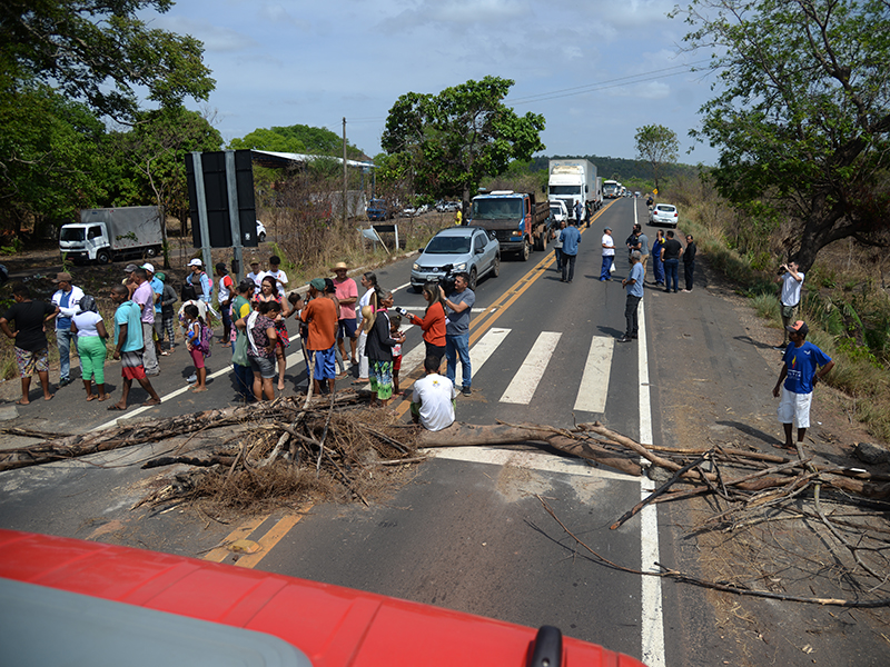 Moradores do assentamento 8 de MarÃ§o protestam por Ã¡gua e energia