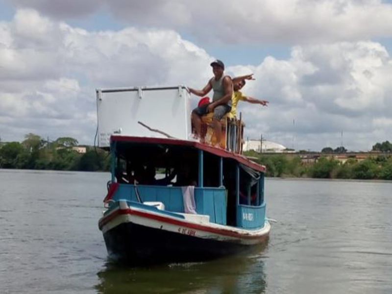 Barqueiros retiram freezers de restaurante no rio ParnaÃ­ba