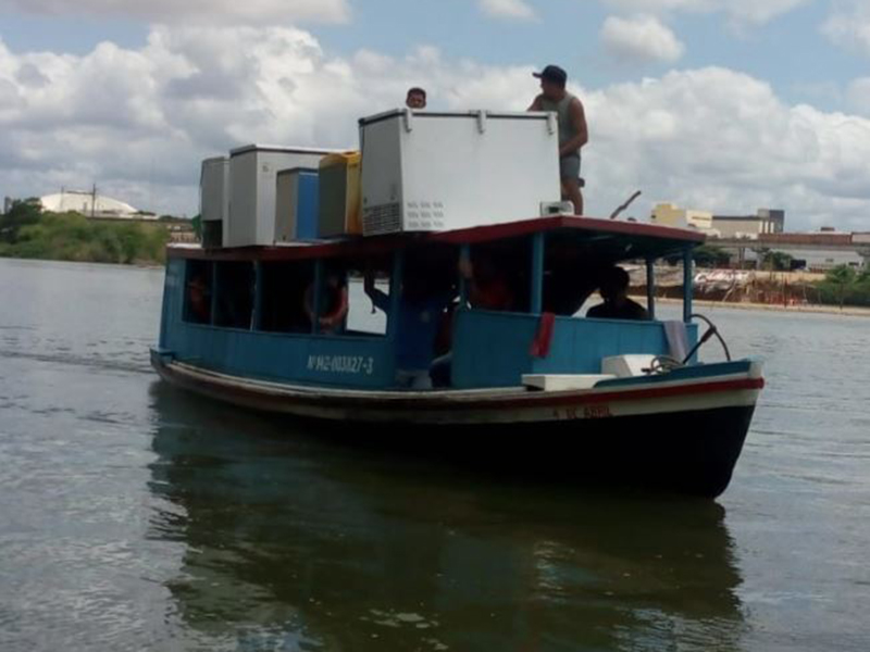 Barqueiros retiram freezers de restaurante no rio ParnaÃ­ba