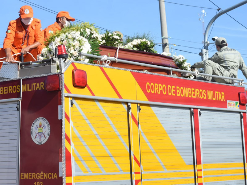 Cortejo em carro aberto do corpo do ex-prefeito Firmino Filho
