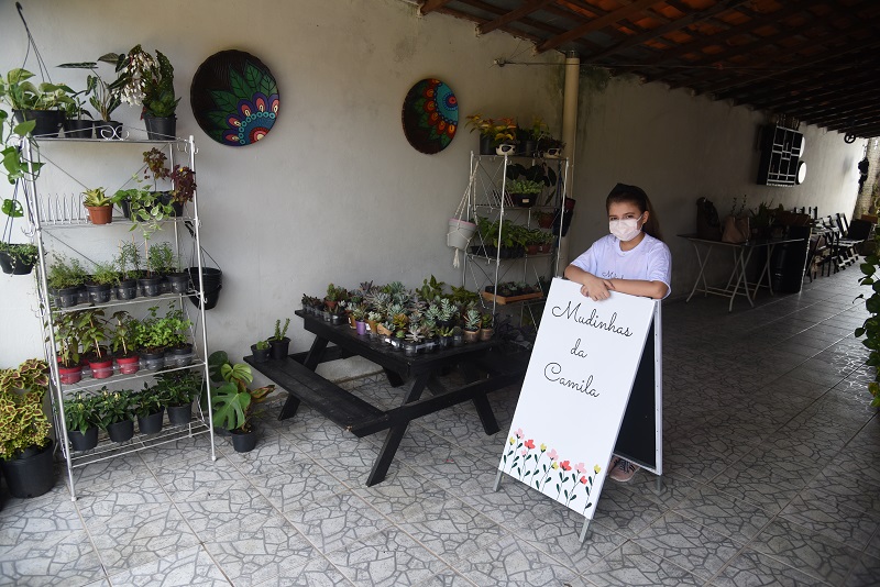 Menina de 9 anos cria loja de mudas para comprar celular para mÃ£e em Teresina