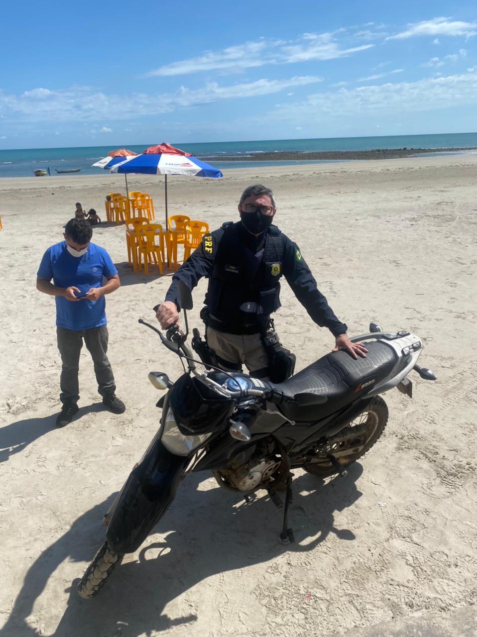 ApÃ³s roubar motocicleta, dupla Ã© presa tomando Heineken na Praia do Coqueiro