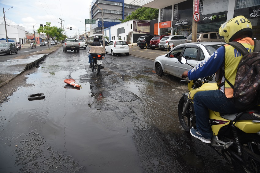 Buracos na avenida Dom Severino causam prejuízos a motoristas e comerciantes