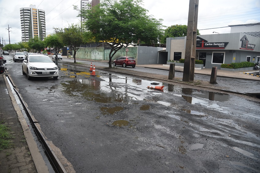 Buracos na avenida Dom Severino causam prejuízos a motoristas e comerciantes