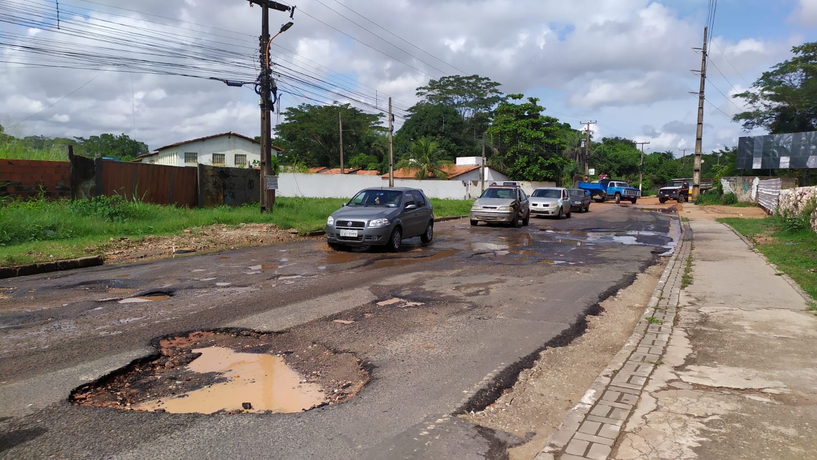 Dr. Pessoa 'non grata': placa 'parabeniza' prefeito por buracos em avenida no Pedra Mole
