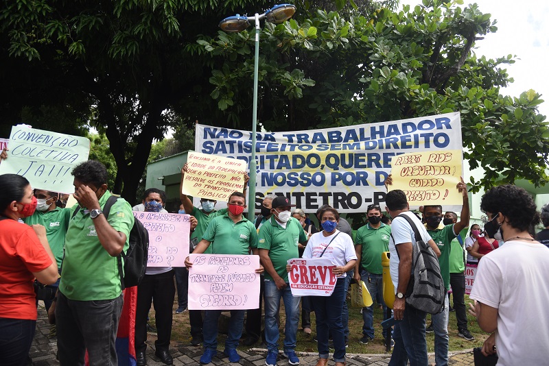 Em protesto, manifestantes chamam Dr. Pessoa de “mentiroso” e Roberto Rios de “usurpador”