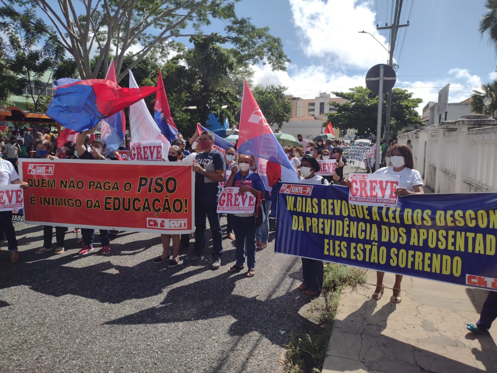 Em protesto, manifestantes chamam Dr. Pessoa de “mentiroso” e Roberto Rios de “usurpador”
