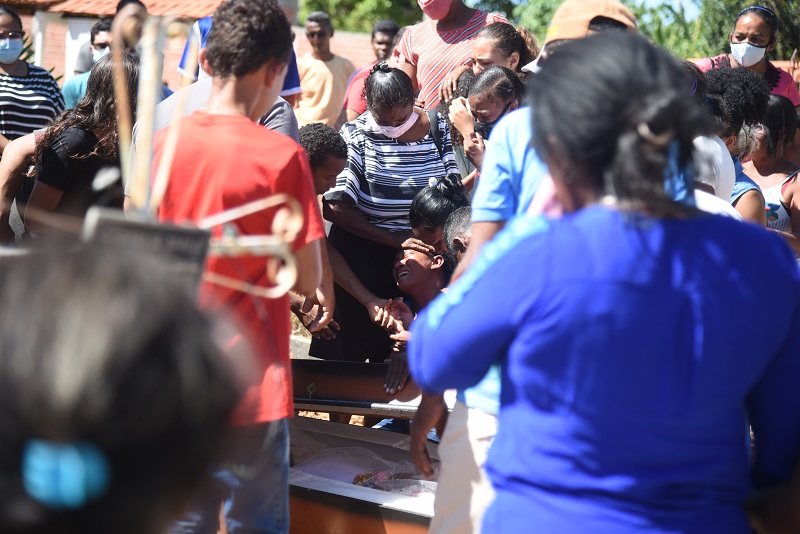 Nazária: Sob forte comoção, criança e adolescentes que morreram afogadas são enterradas