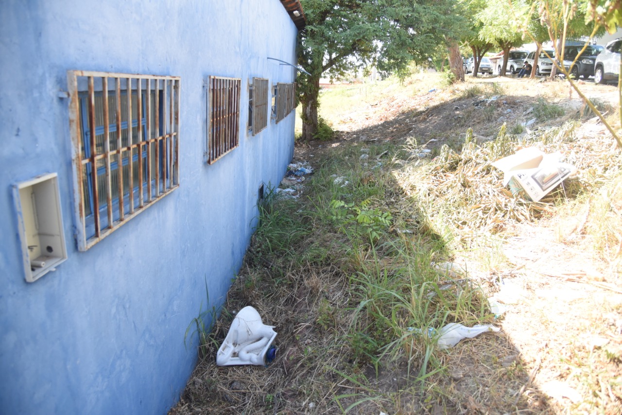 Moradores denunciam roubo e depredação em campo de futebol na Piçarreira, na zona Leste