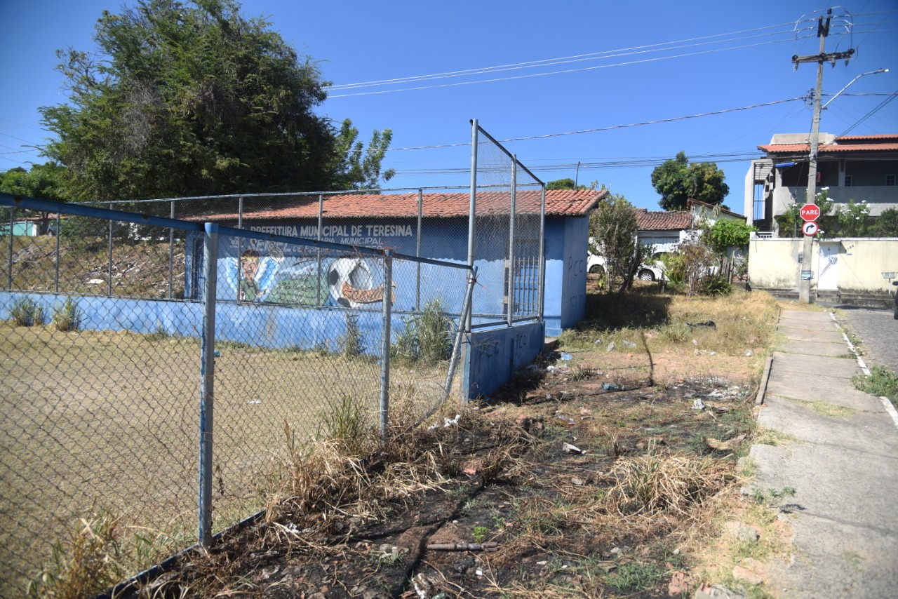 Moradores denunciam roubo e depredação em campo de futebol na Piçarreira, na zona Leste