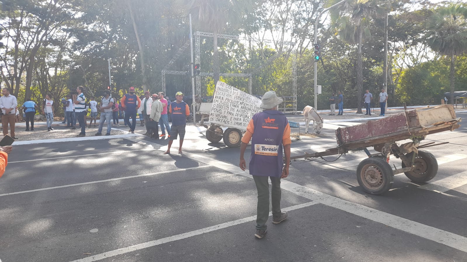 Carroceiros fecham avenida Marechal em protesto contra projeto de vereadora Thanandra