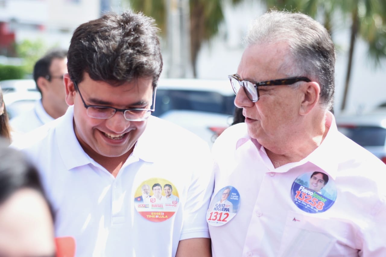 Rafael Fonteles vota em Teresina