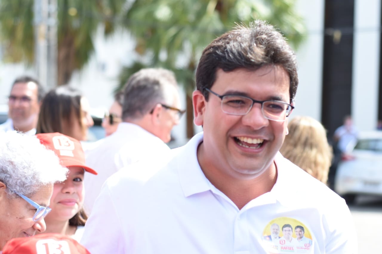 Rafael Fonteles vota em Teresina