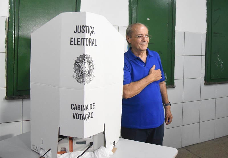 Sílvio Mendes vota na zona Leste e espera decisão em primeiro turno