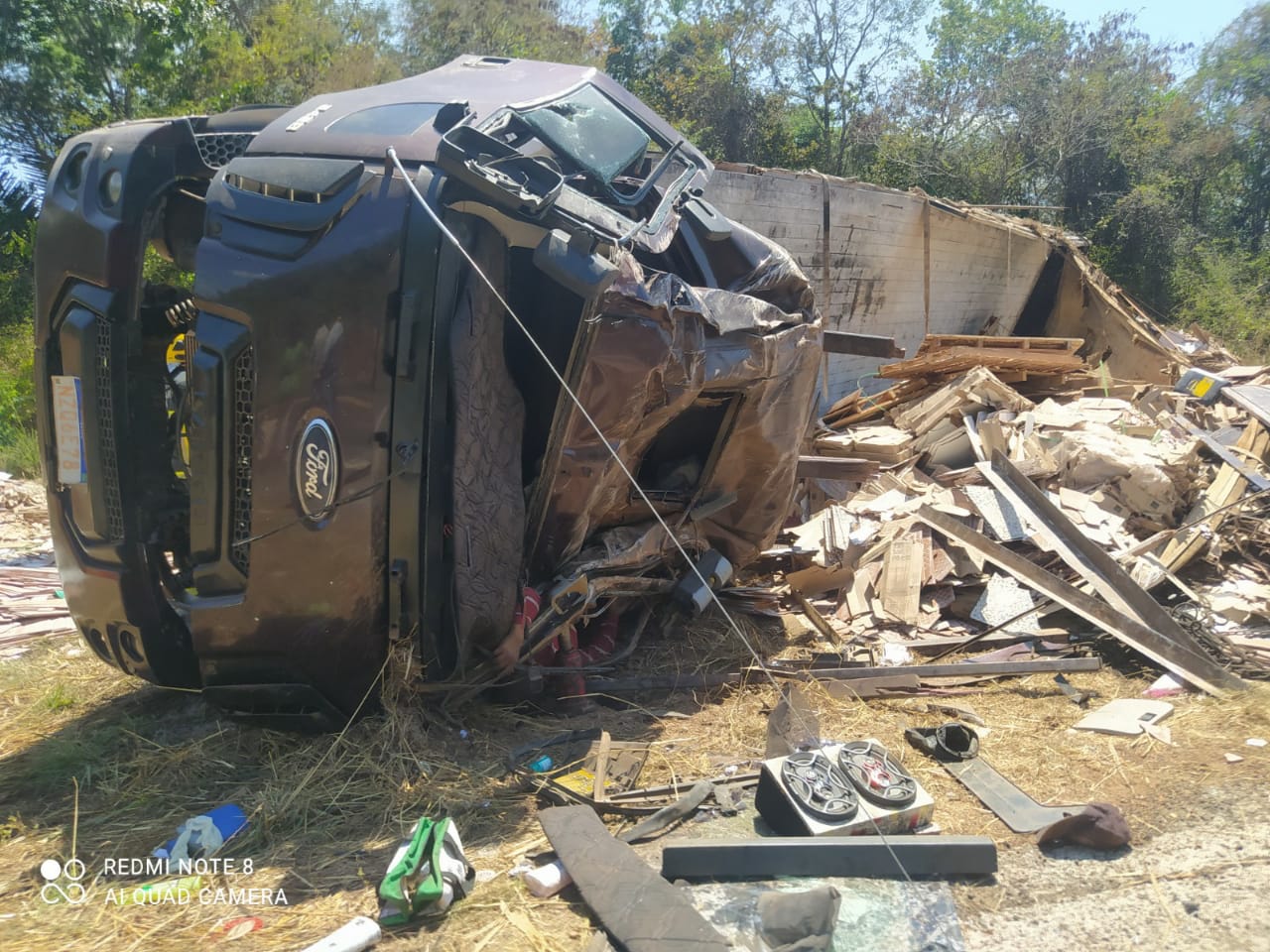 Caminhão carregado com cerâmicas tomba e deixa três mortos