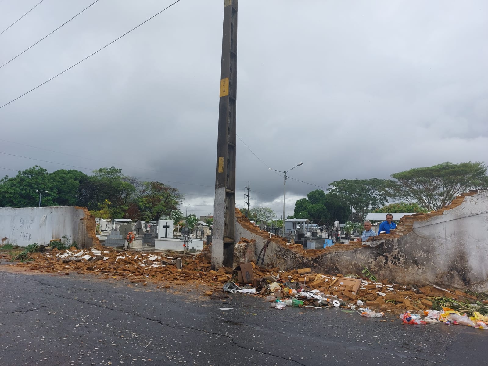 Muro do Cemitério São José cai na madrugada após chuva em Teresina; veja fotos