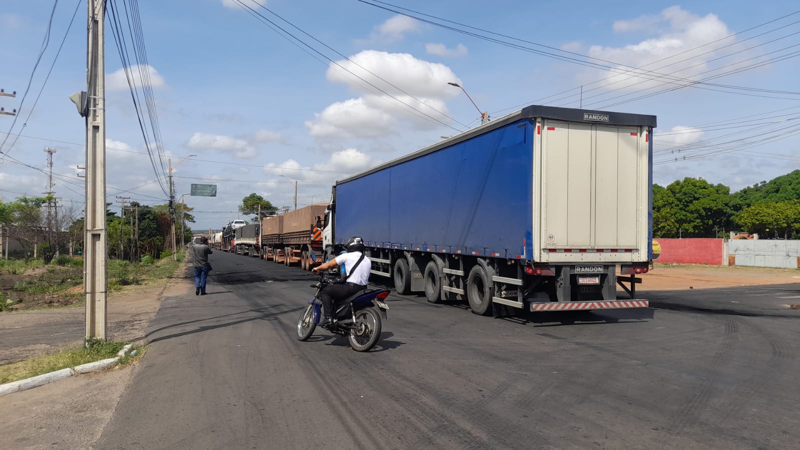 Caminhoneiros fecham acesso de Teresina a Timon e trânsito fica congestionado na Tabuleta