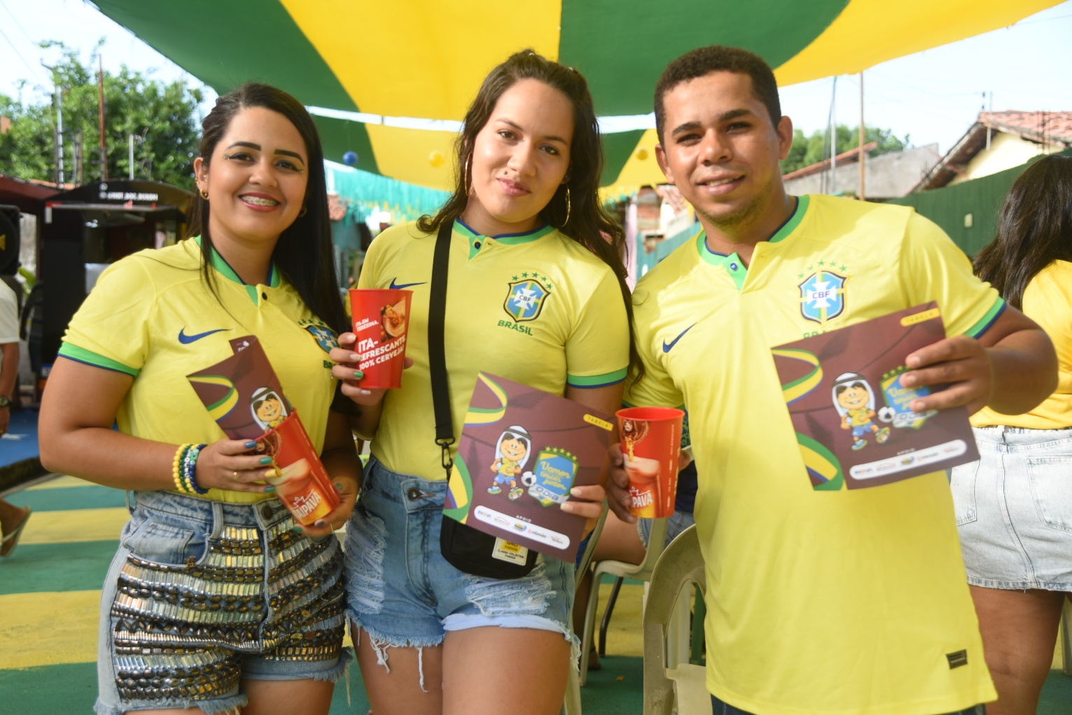 Teresinenses se reúnem na Rua da Copa para assistir a estreia do Brasil