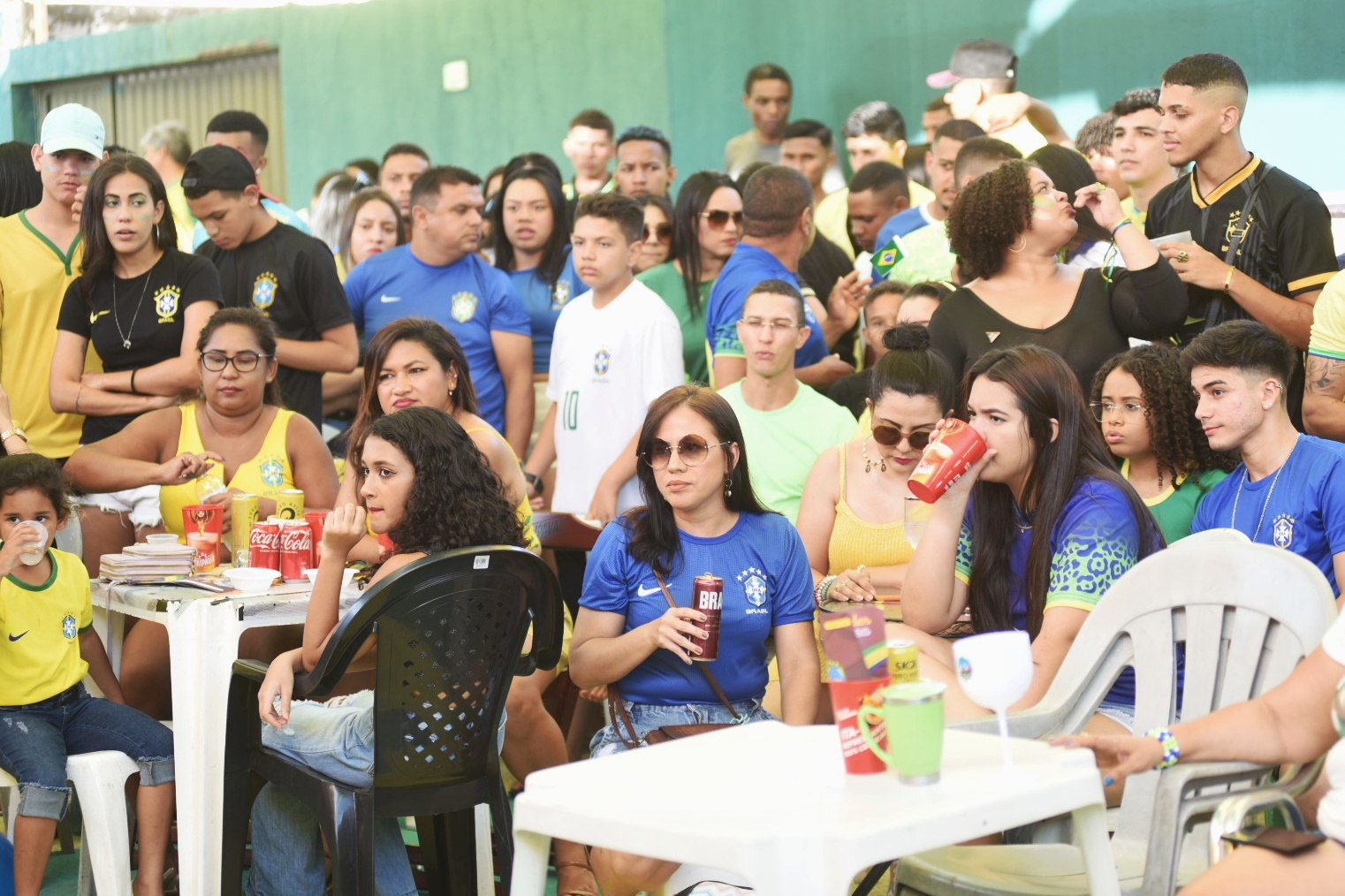 Teresinenses se reúnem na Rua da Copa para assistir a estreia do Brasil