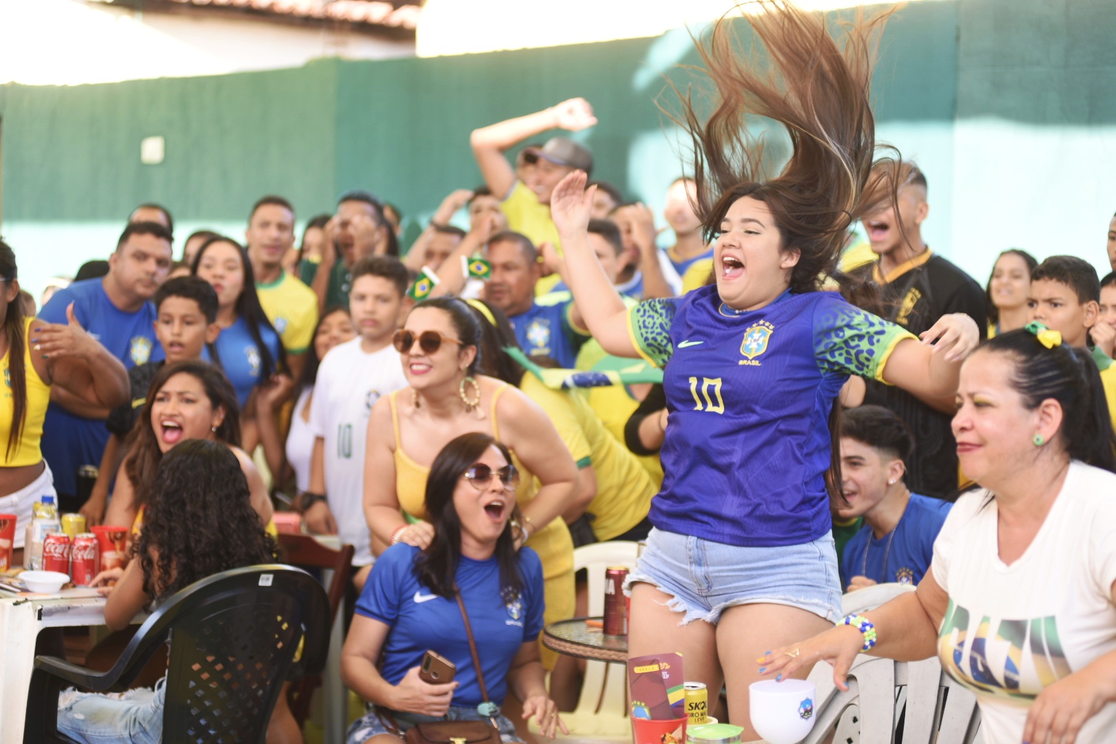Teresinenses comemoram vitória do Brasil contra a Sérvia em estarei da Copa do Mundo