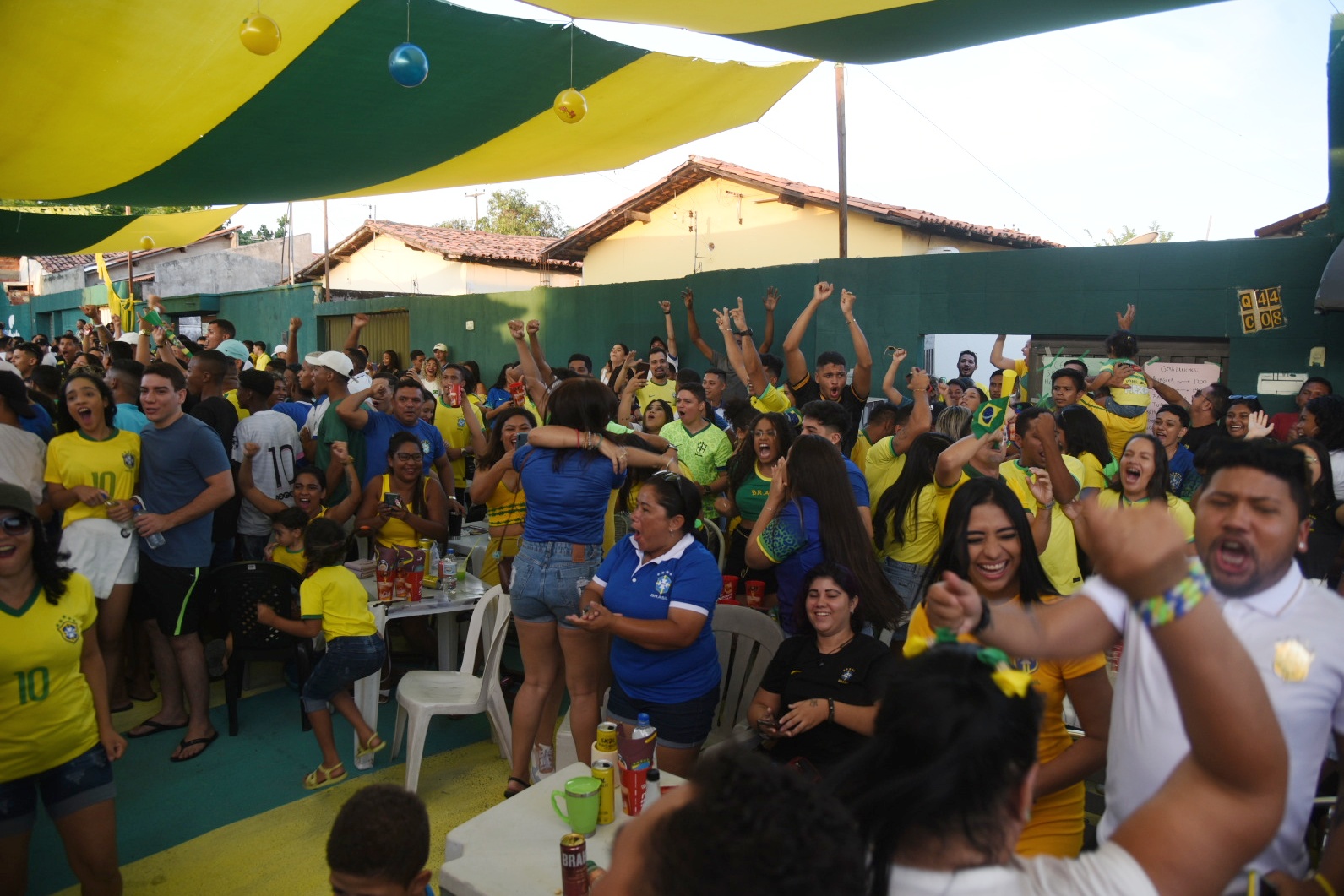 Teresinenses comemoram vitória do Brasil contra a Sérvia em estarei da Copa do Mundo