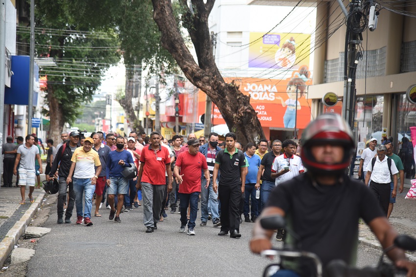Motoristas e cobradores percorrem ruas do Centro e fazem ato em frente à Prefeitura