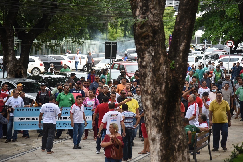 Motoristas e cobradores percorrem ruas do Centro e fazem ato em frente à Prefeitura