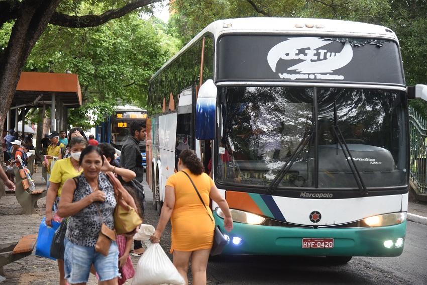 Greve: passageiros reclamam da demora de vans e ligeirinhos no 1º dia sem ônibus