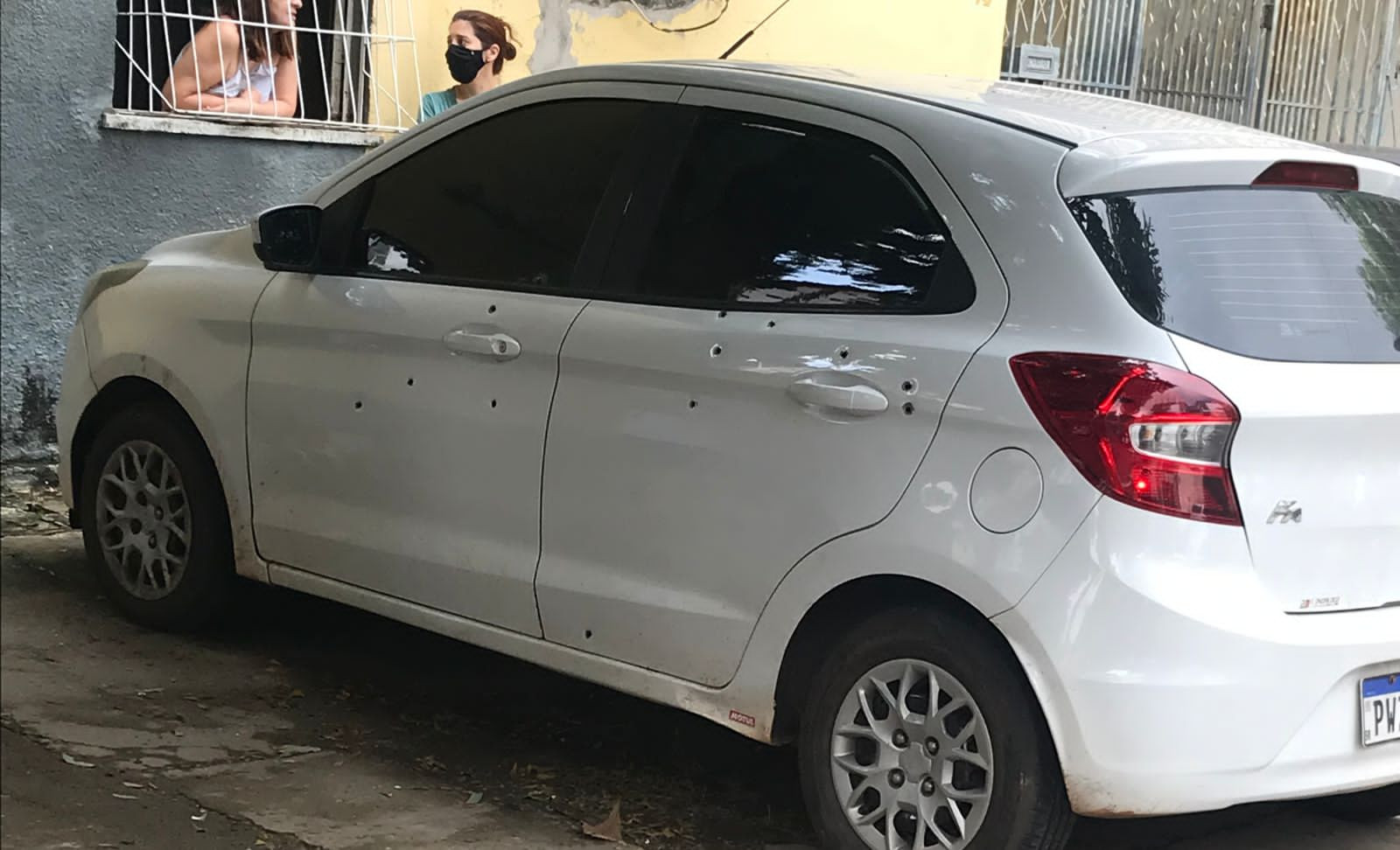 Carro é atingido com vários disparos de arma de fogo no bairro Morada Nova