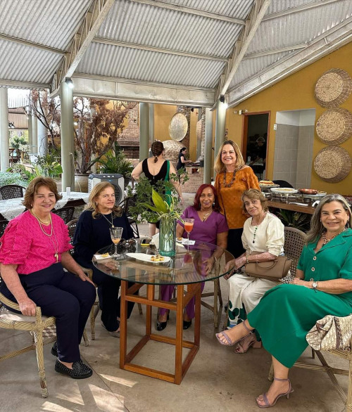 Hoje (30) as queridas sócias do Clube do Chá reuniram-se em grande estilo para degustarem um Café Colonial Chics!!! - (Lucêne Sampaio)
