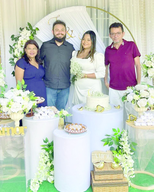 Registro do enlace matrimonial, da advogada Fabianna Roberta com  Luis Elizeu, no último domingo. Na foto ladeada pelos seus pais: Nazaré e empresário Gambino. - (Arquivo Pessoal)