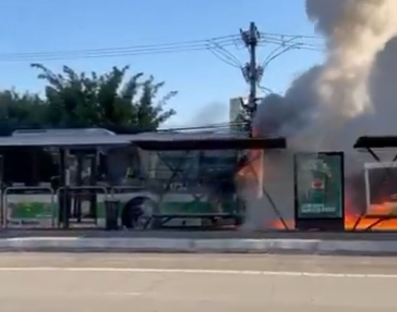 VÍDEO: Avião cai e atinge ônibus em São Paulo; duas mortes são confirmadas - (Reprodução)