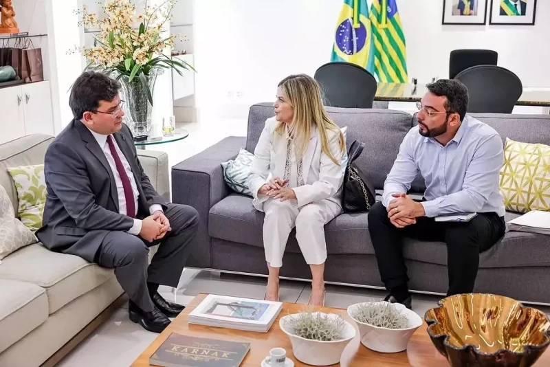 Governador Rafael Fonteles em reunião com a deputada Gracinha do Mão Santa e o prefeito de Parnaíba Novo Francisco - (Divulgação CCOM)