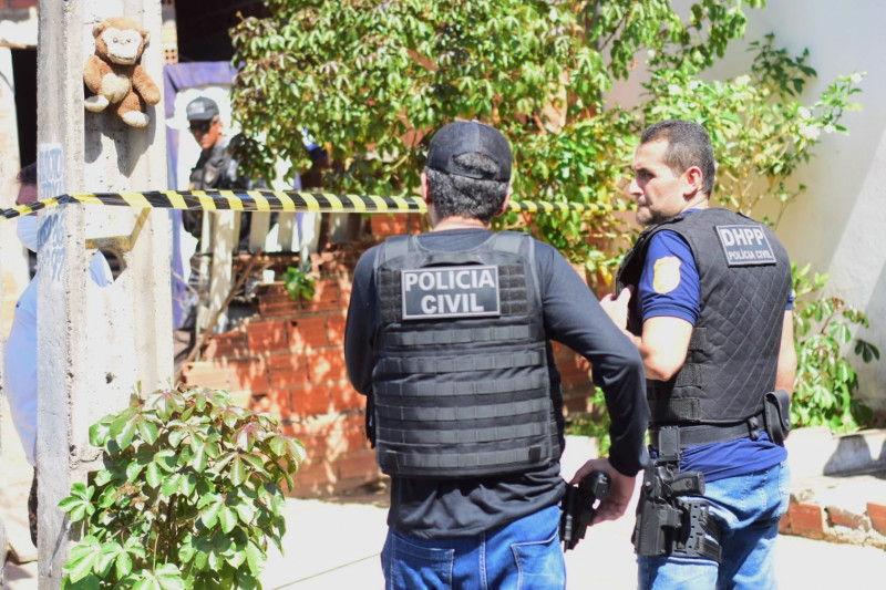 Suspeitos invadem residência e executam homem a tiros no bairro Dirceu