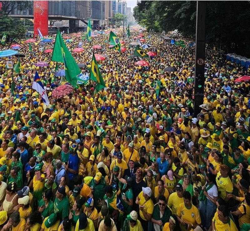 Bolsonaro reúne apoiadores em manifestação na Avenida Paulista