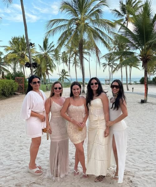  #Migas- Um click das queridas @carla_caroline_rosado, @olivianogueira, Mariana Paulo, Myrthes Negrão e Savana Macêdo em casamento, que aconteceu no domingo na Praia do Forte, na Bahia. Chics!!! - (Arquivo Pessoal)