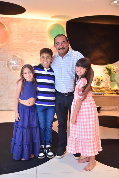 #DiadasCrianças - Um click do empresário Benedito Cirilo - by NOROESTE com os netos Heloísa, Arthur e Joanna Albino. Chics!!! - (Kaká Lessa)