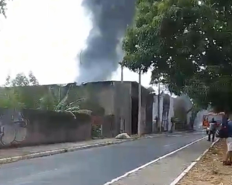 Incêndio de grandes proporções atinge depósito de espumas na Av. Maranhão