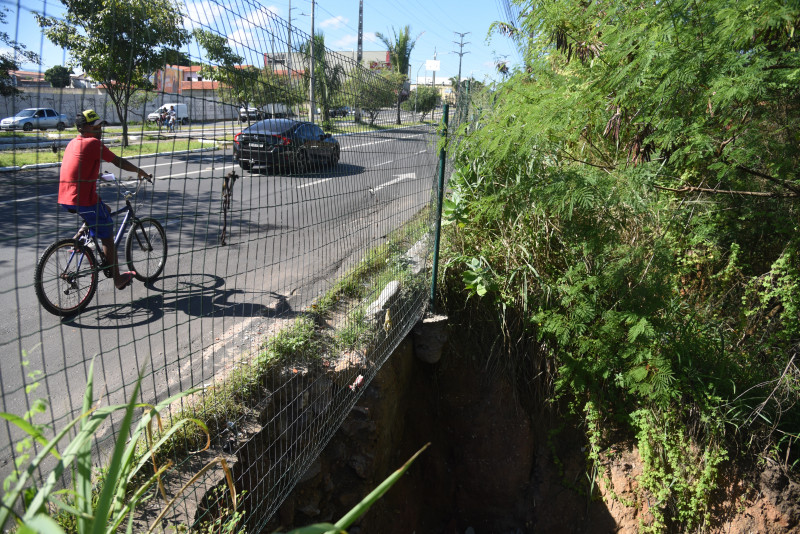 Desmoronamento em acostamento na Avenida Henry Wall de Carvalho preocupa motoristas em Teresina - (Assis Fernandes / O Dia)