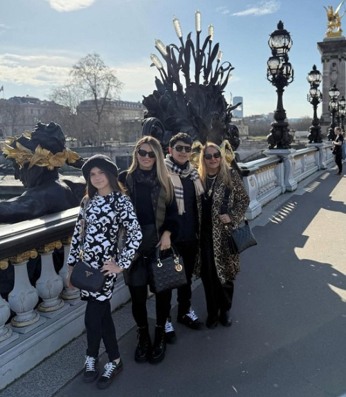 #Internacional _- Um click das queridas Kelly Carneiro com a sogra Fernanda Portela Carneiro com os filhos Maria Flor e João, e o esposo João Batista (que não está na foto) estão curtindo uns dias em Paris / France. Chics!!! - (Arquivo Pessoal)