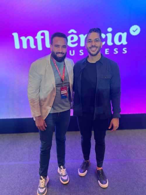 #Sampa - Um click do gastroenterologista e empresário Dr. Ramondnil Moura, que marcou presença no evento "Influência Business" em São Paulo. Com Joel Jota, mentor de negócios e ex-atleta da seleção brasileira de Natação. O evento reuniu profissionais de diversas áreas para discutir estratégias de crescimento e influência no mercado. Chics!!! - (Divulgação)