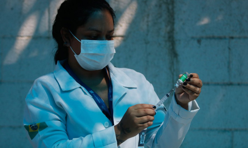 Enfermeira preparando a aplicação de uma dose de vacina - (Tânia Rego/Agência Brasil)