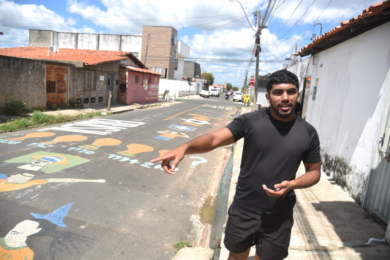 A uma semana da estreia do Brasil, moradores se mobilizam para concluir decoração das ruas para a Copa do Mundo - (Assis Fernandes/ODIA)