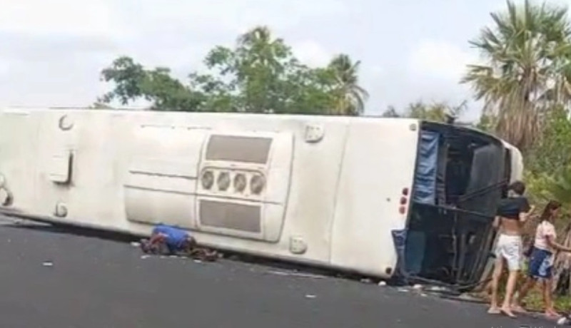 Ônibus tomba entre Alto Longá e Beneditinos; vítimas são levadas ao HUT