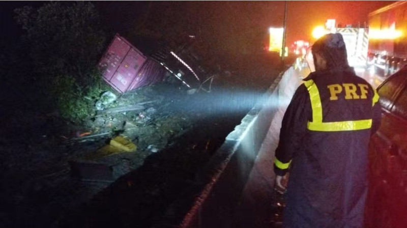 Carreta tomba sobre van e mata 6 atletas de remo na BR-376